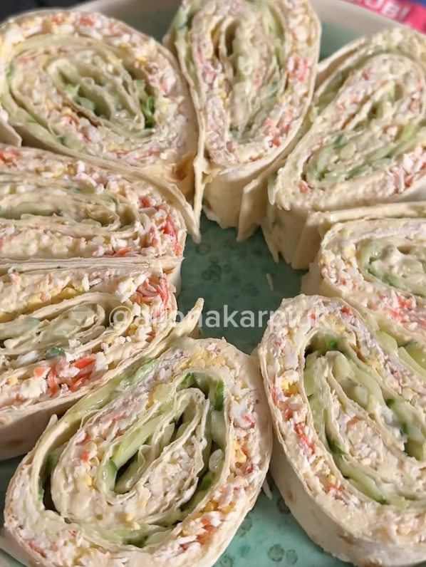 Рулет із лаваша зі смачною начинкою: рецепт закуски для новорічного столу