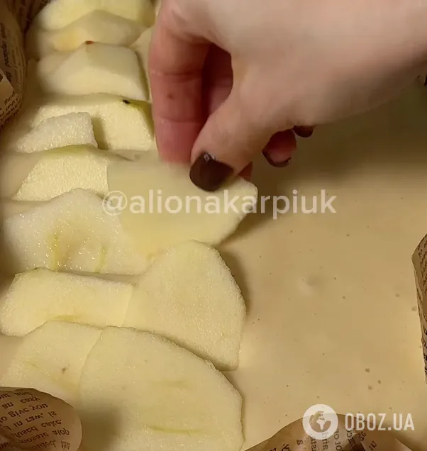 Пишна яблучна "Шарлотка" по-новому: ділимося простим рецептом