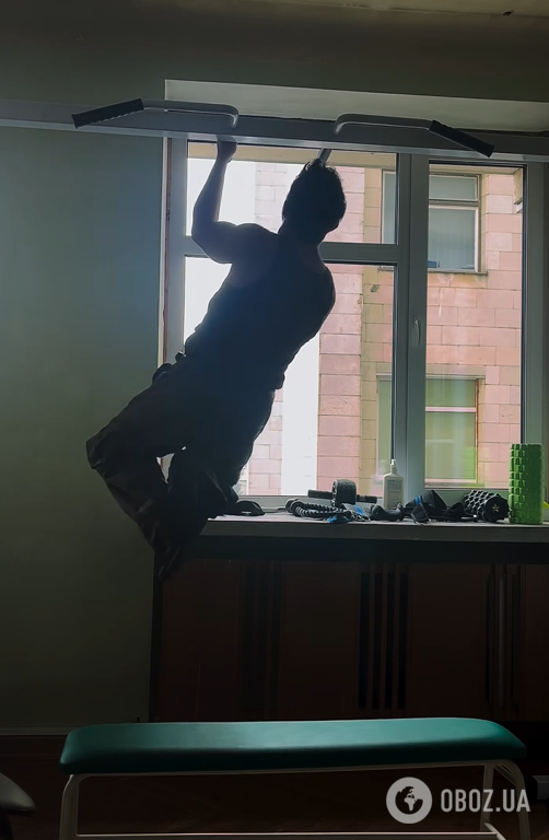 28-річний син Костянтина Грубича, який втратив кінцівку на війні, показав, як підтягується і відтискається на одній руці. Відео