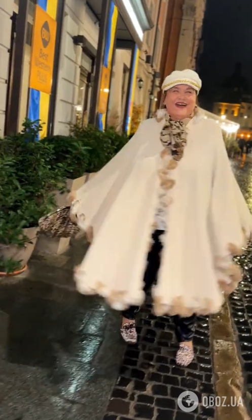 "Набагато молодша за свій вік!" 69-річна професорка в пончо за 2500 грн і з сумкою леопарда вразила мережу