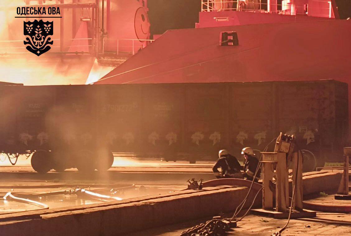 Оккупанты атаковали энергетическую и портовую инфраструктуру Одесской области: произошли пожары, пострадал человек. Фото