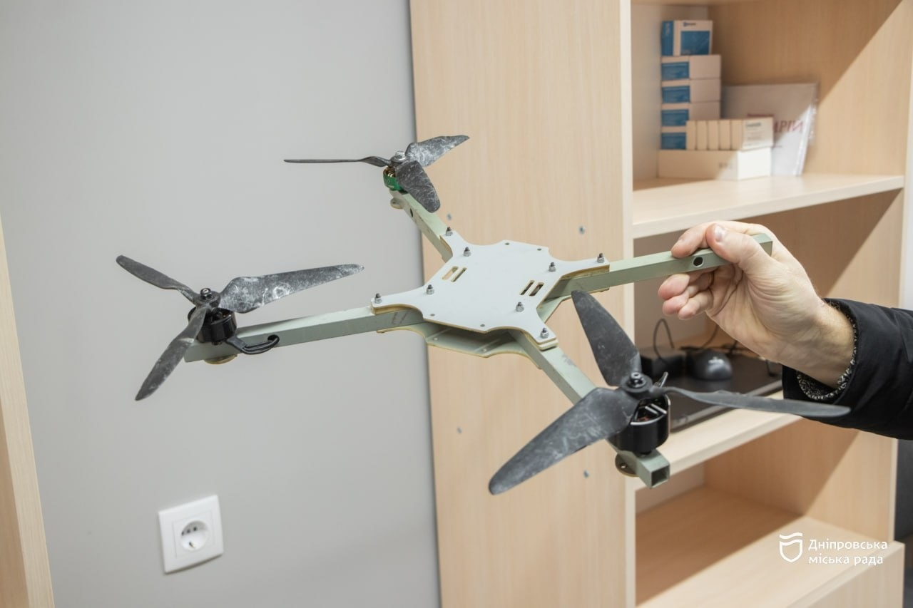 У Дніпрі школярів навчають керувати дронами та рятувати життя на уроках "Захист України"