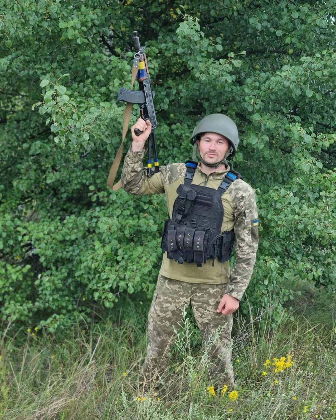 "Ви всі в мене підете на фронт". Герой мемів МС Петя, який воював "на нулі", пригрозив усім чоловікам у прямому ефірі. Відео