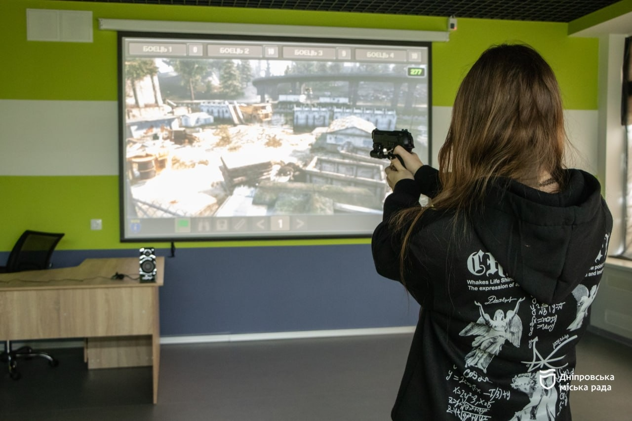 У Дніпрі школярів навчають керувати дронами та рятувати життя на уроках "Захист України"