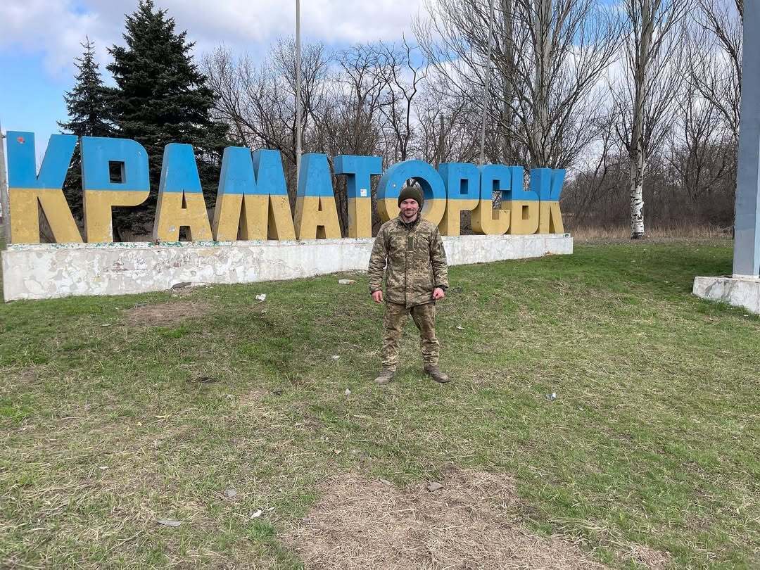 "Ви всі в мене підете на фронт". Герой мемів МС Петя, який воював "на нулі", пригрозив усім чоловікам у прямому ефірі. Відео