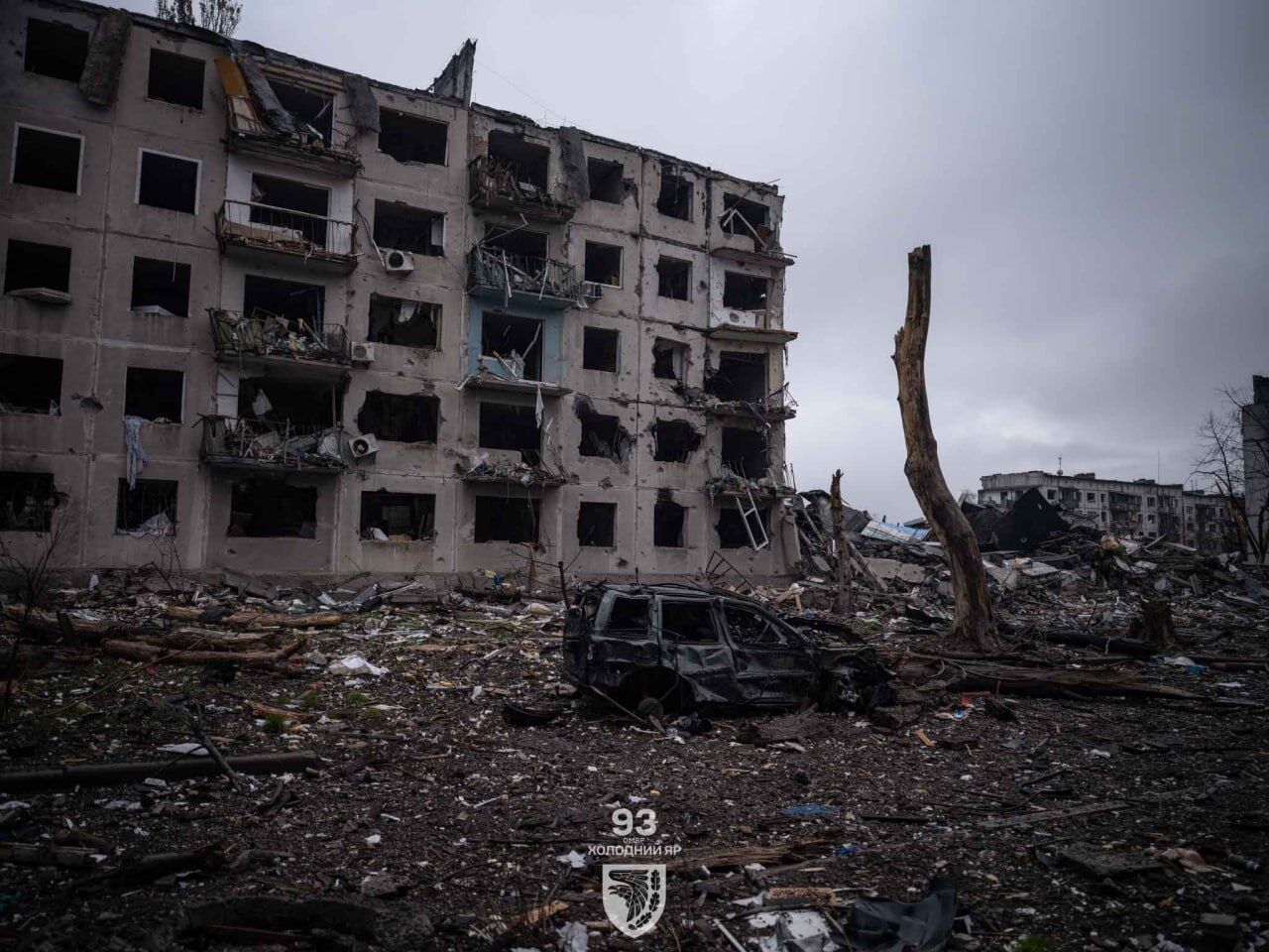 Обгорілі будинки, спалені авто і порожні вулиці: у мережі показали, як виглядає понівечена ворогом Костянтинівка. Фото