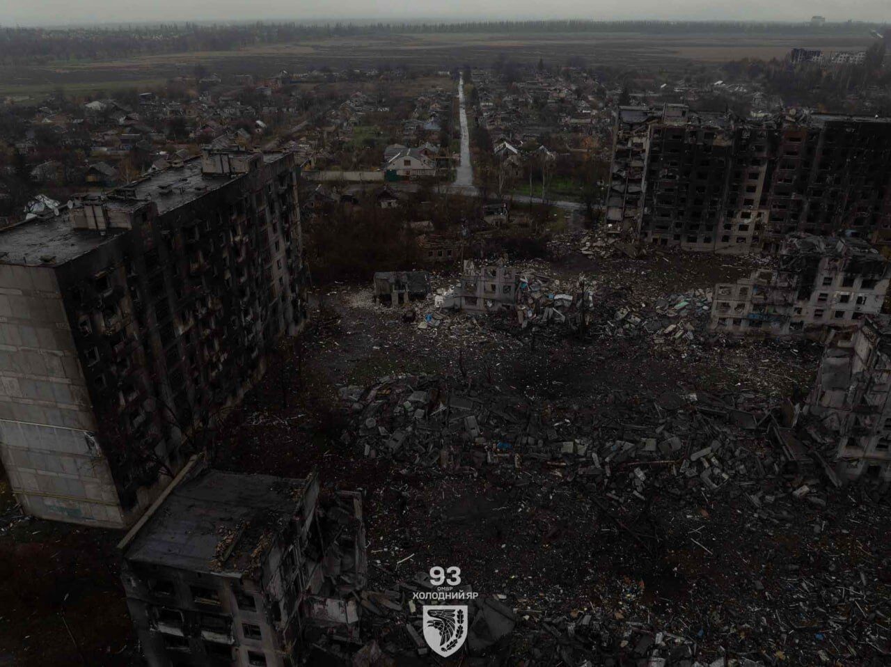 Обгорілі будинки, спалені авто і порожні вулиці: у мережі показали, як виглядає понівечена ворогом Костянтинівка. Фото