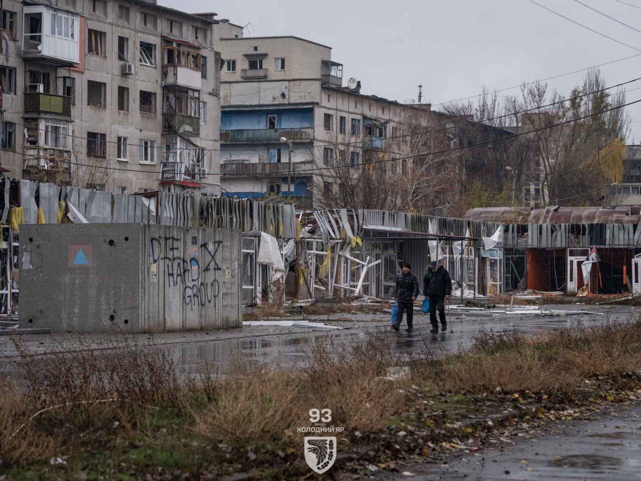 Обгорілі будинки, спалені авто і порожні вулиці: у мережі показали, як виглядає понівечена ворогом Костянтинівка. Фото