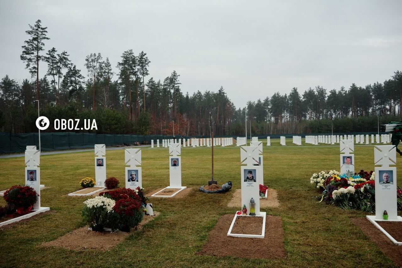 Прах погибшего в 2022 году военного журналиста Алексея Чубашева похоронили на Национальном мемориальном кладбище. Фото и видео