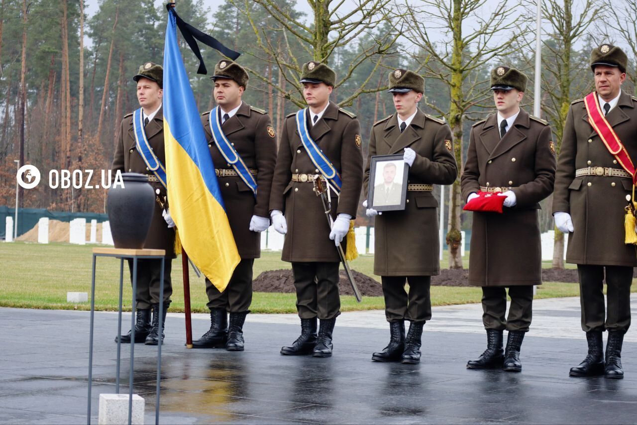 Прах погибшего в 2022 году военного журналиста Алексея Чубашева похоронили на Национальном мемориальном кладбище. Фото и видео