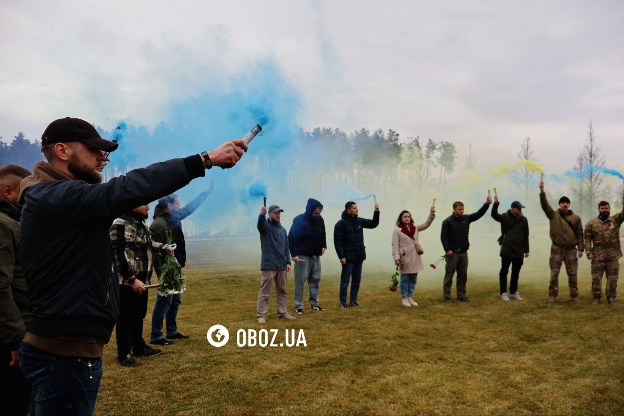 Прах погибшего в 2022 году военного журналиста Алексея Чубашева похоронили на Национальном мемориальном кладбище. Фото и видео