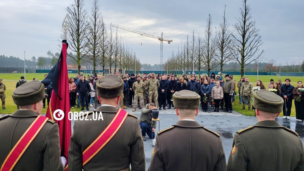 Прах погибшего в 2022 году военного журналиста Алексея Чубашева похоронили на Национальном мемориальном кладбище. Фото и видео