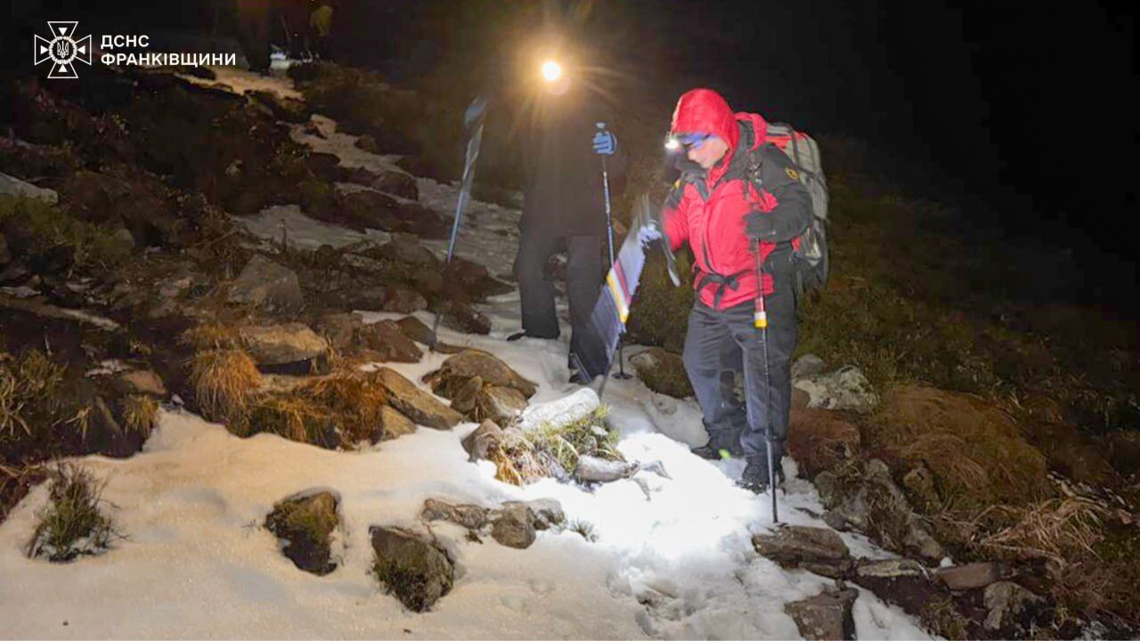 Пошли на зимнюю Говерлу и заблудились: на Ивано-Франковщине горные спасатели разыскали туристов из Киева. Фото