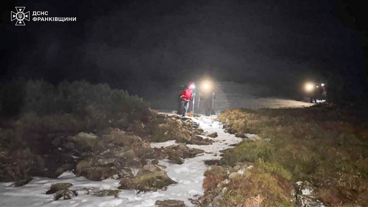 Пошли на зимнюю Говерлу и заблудились: на Ивано-Франковщине горные спасатели разыскали туристов из Киева. Фото