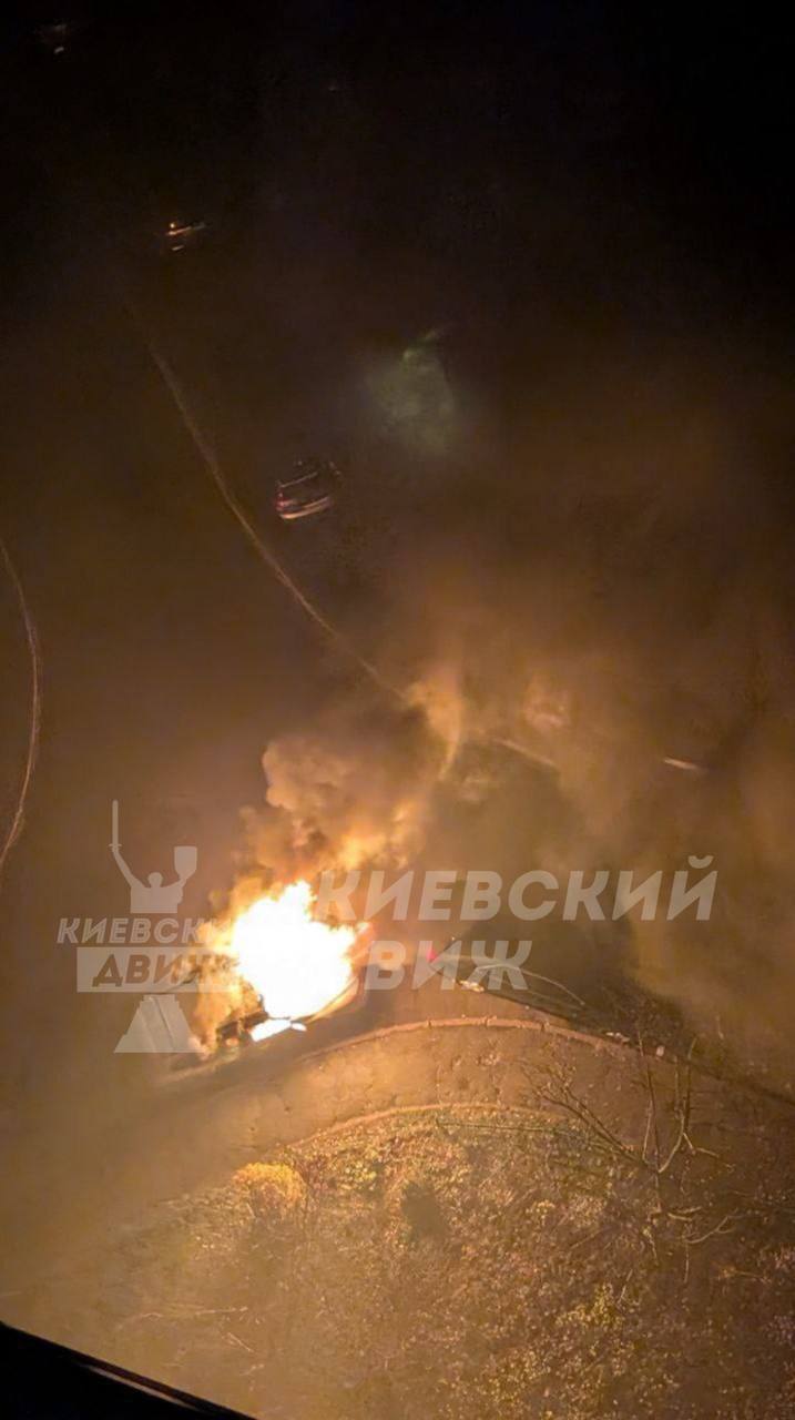 У Києві на Троєщині вибухнув і згорів автомобіль: що відомо. Відео