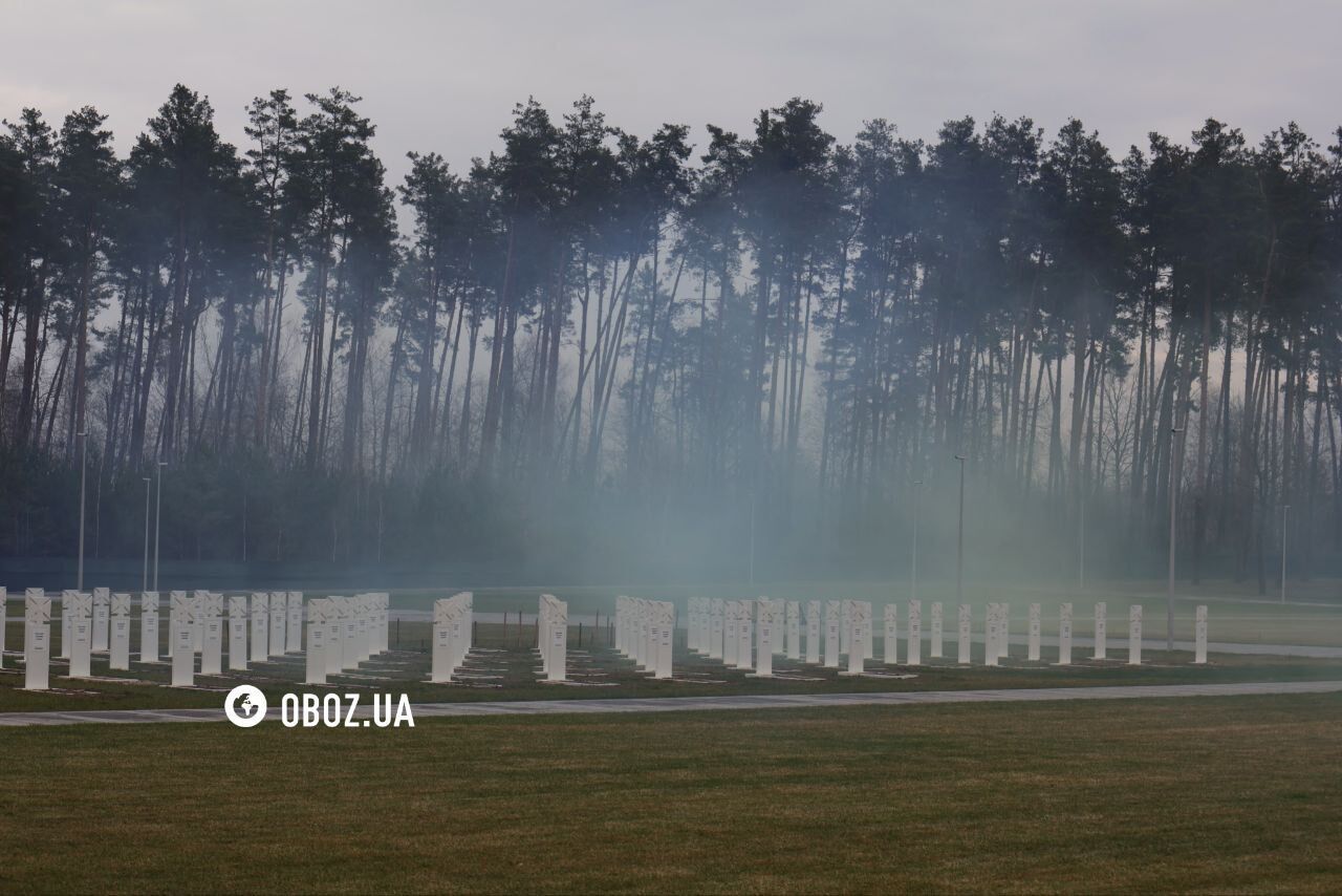 Прах погибшего в 2022 году военного журналиста Алексея Чубашева похоронили на Национальном мемориальном кладбище. Фото и видео