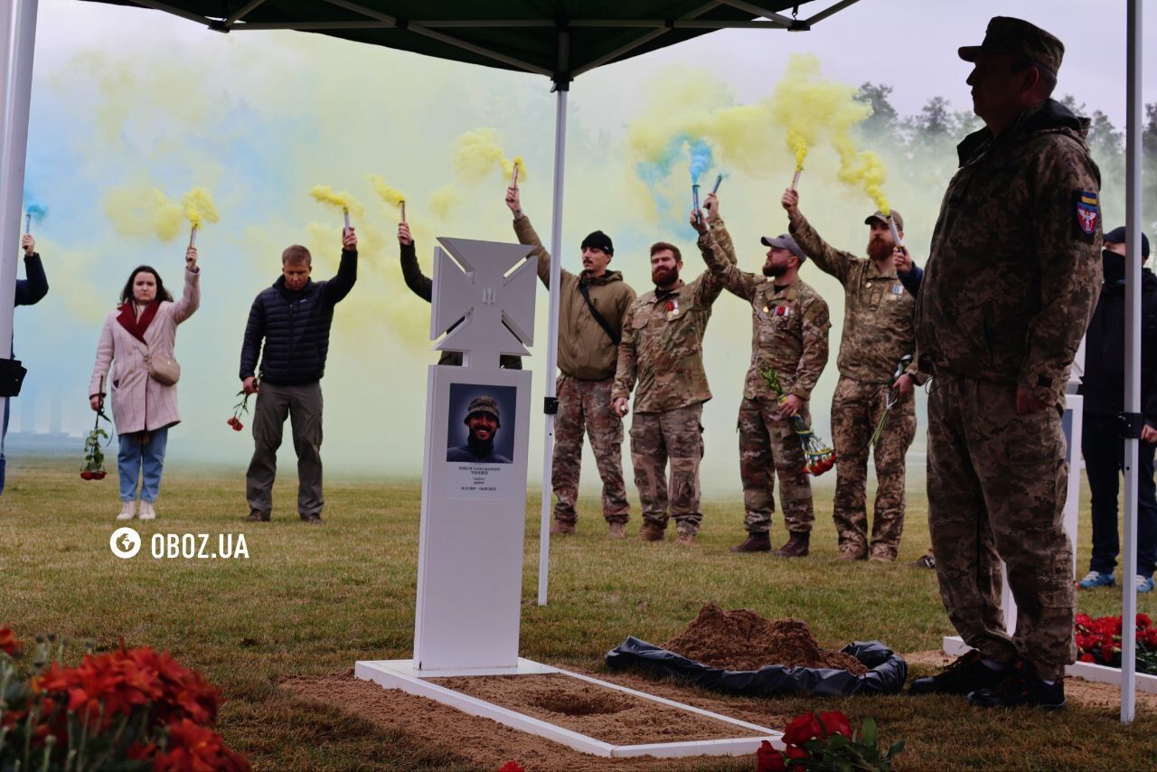 Прах погибшего в 2022 году военного журналиста Алексея Чубашева похоронили на Национальном мемориальном кладбище. Фото и видео