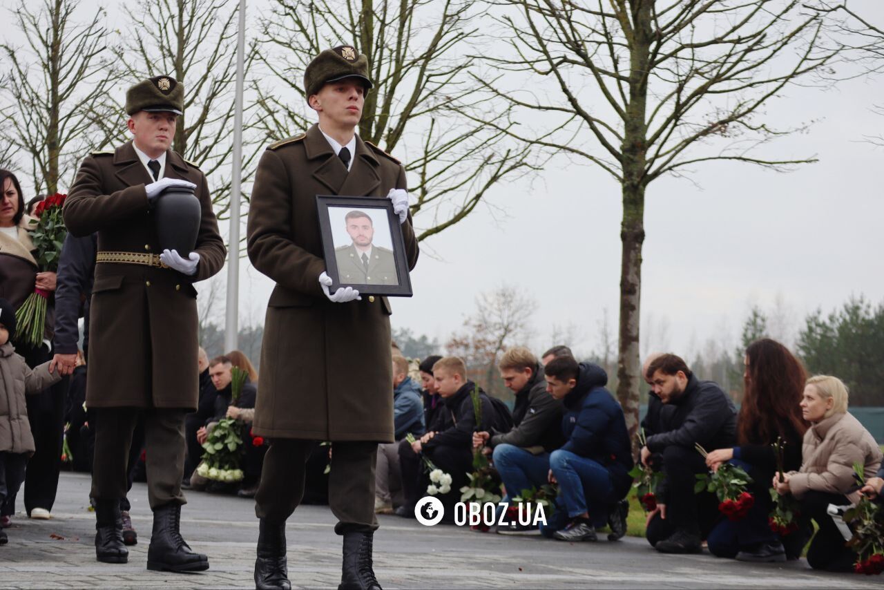 Прах погибшего в 2022 году военного журналиста Алексея Чубашева похоронили на Национальном мемориальном кладбище. Фото и видео