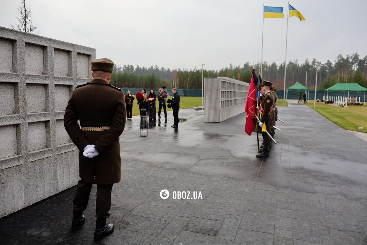 Прах погибшего в 2022 году военного журналиста Алексея Чубашева похоронили на Национальном мемориальном кладбище. Фото и видео