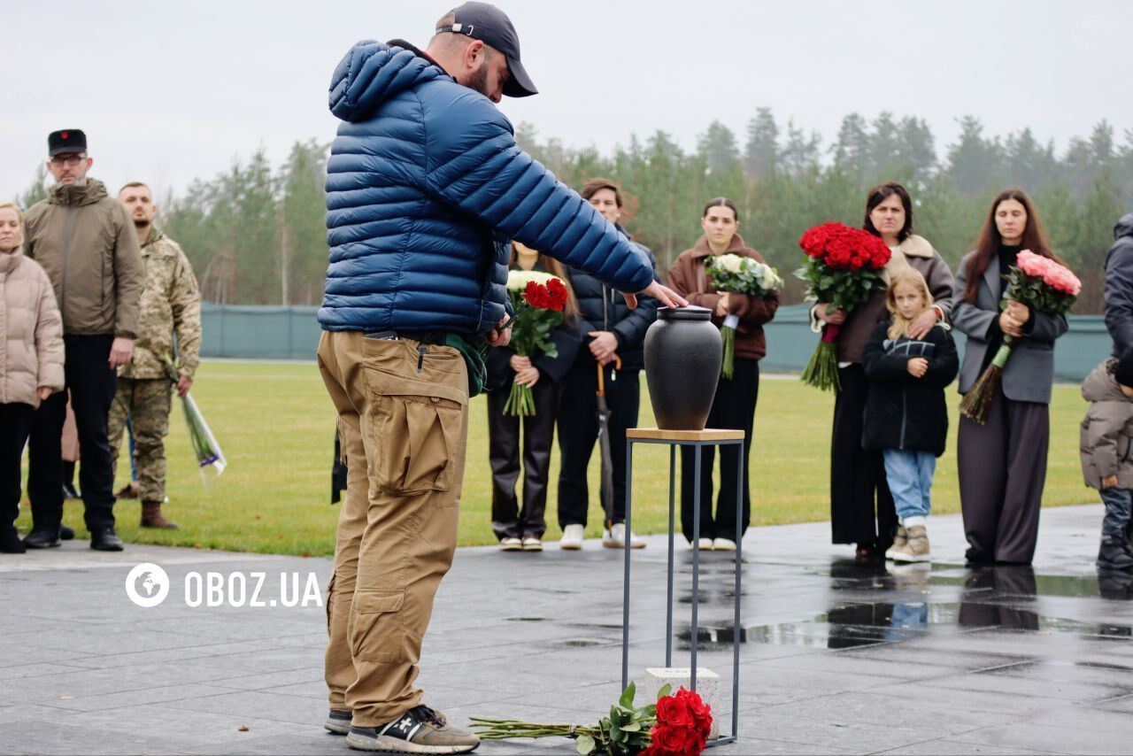 Прах погибшего в 2022 году военного журналиста Алексея Чубашева похоронили на Национальном мемориальном кладбище. Фото и видео