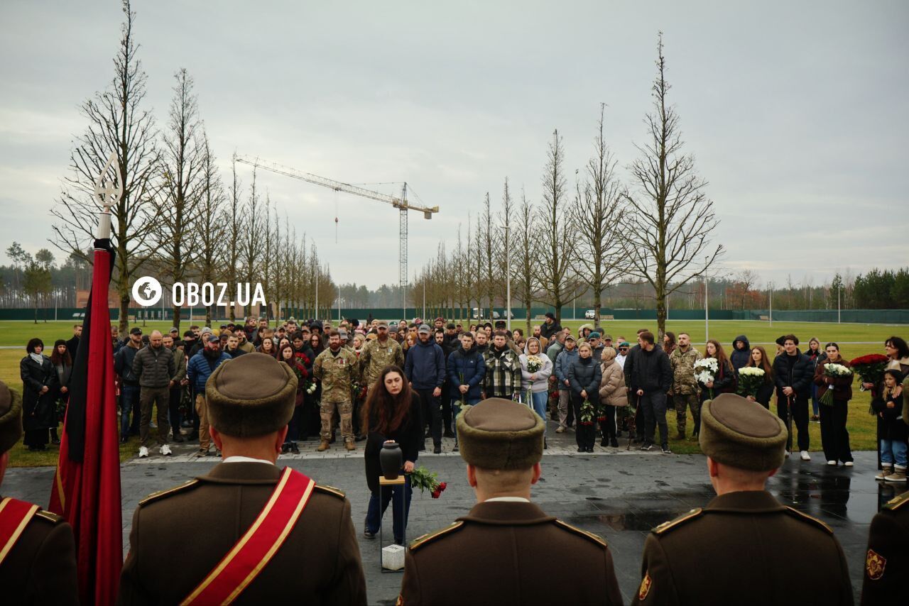 Прах погибшего в 2022 году военного журналиста Алексея Чубашева похоронили на Национальном мемориальном кладбище. Фото и видео