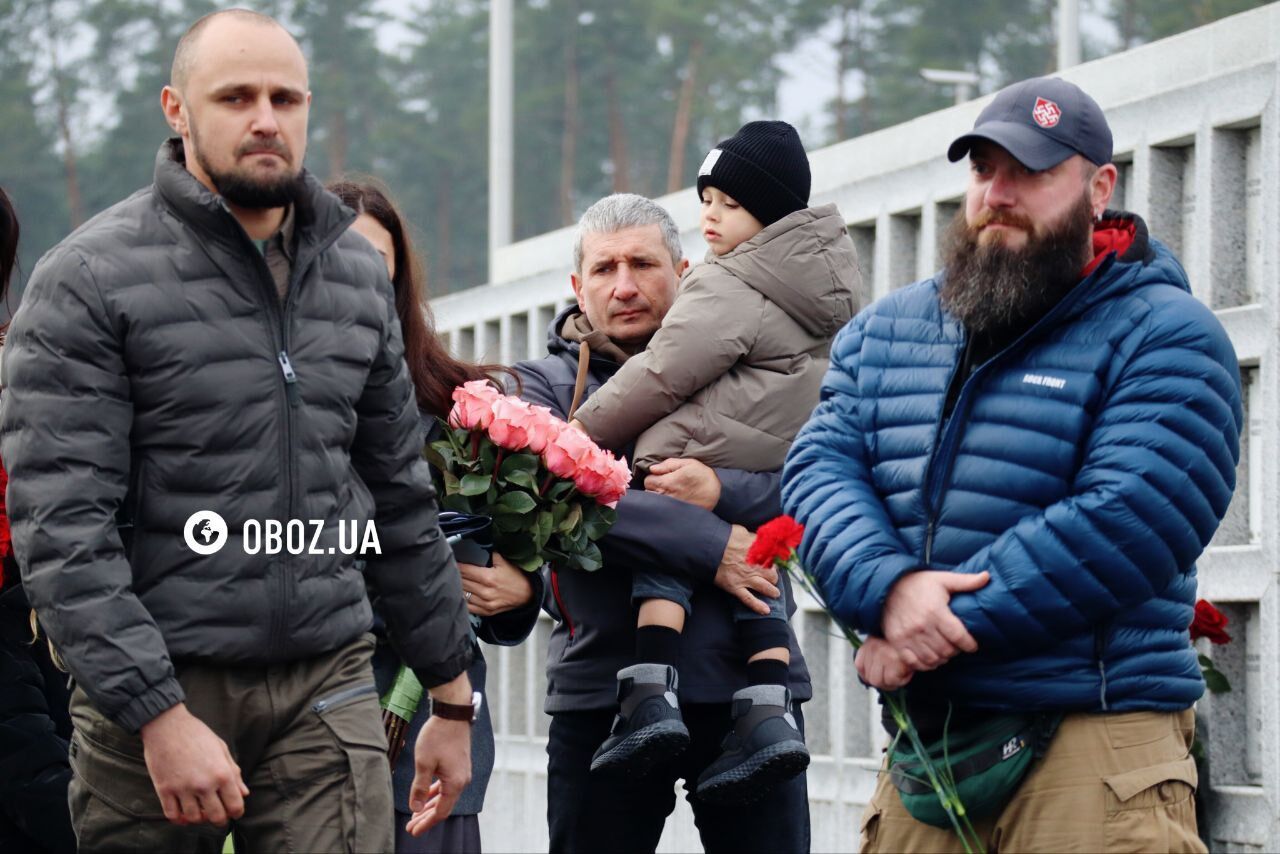 Прах погибшего в 2022 году военного журналиста Алексея Чубашева похоронили на Национальном мемориальном кладбище. Фото и видео