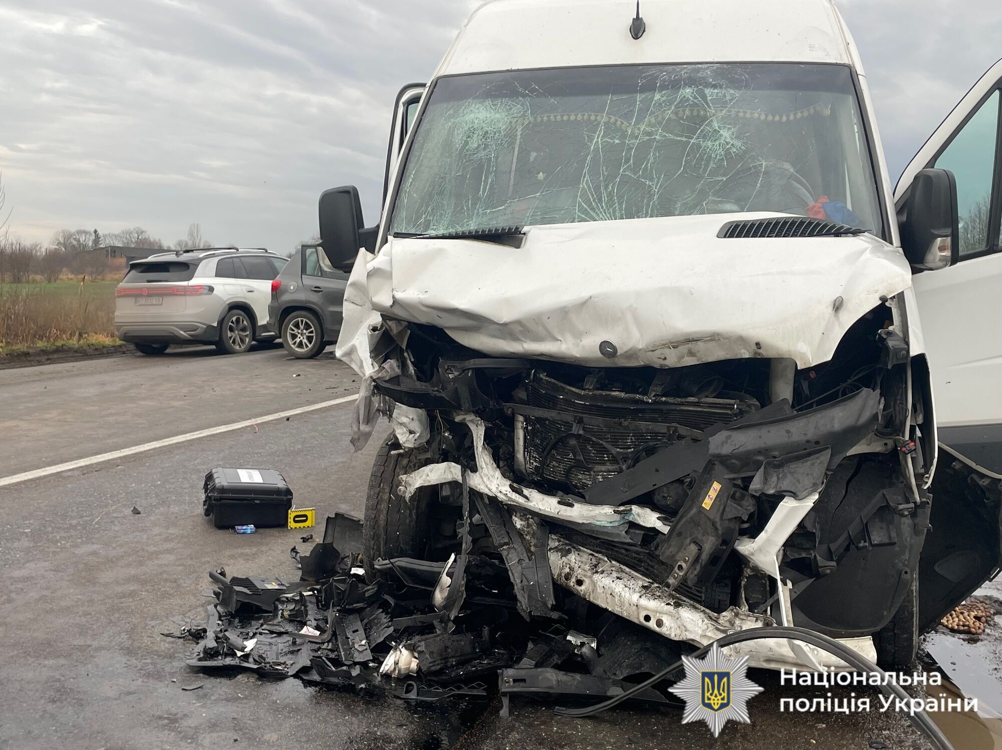 На Прикарпатті зіткнулися рейсовий автобус і легкове авто: одна людина загинула, вісім постраждали. Фото