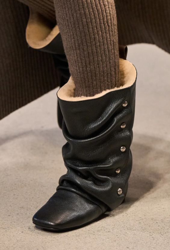 Від чобіт-лоферів до епатажного принта: яке зимове взуття буде в тренді цього року