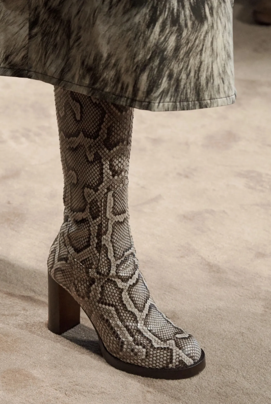 Від чобіт-лоферів до епатажного принта: яке зимове взуття буде в тренді цього року