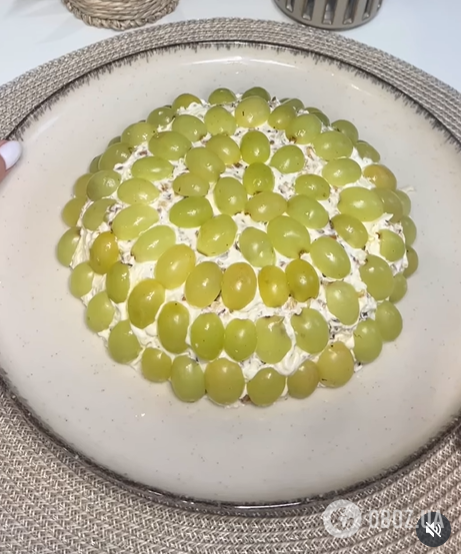 Салат "Тифани" для новогоднего стола: с виноградом и куриным филе