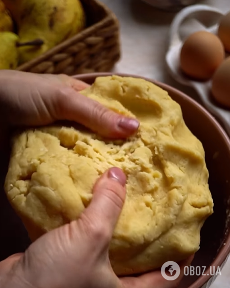 Просто тане у роті: як приготувати пухкий пиріг з грушами та сливами до чаю