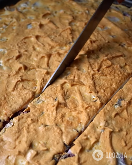 Просто тане у роті: як приготувати пухкий пиріг з грушами та сливами до чаю