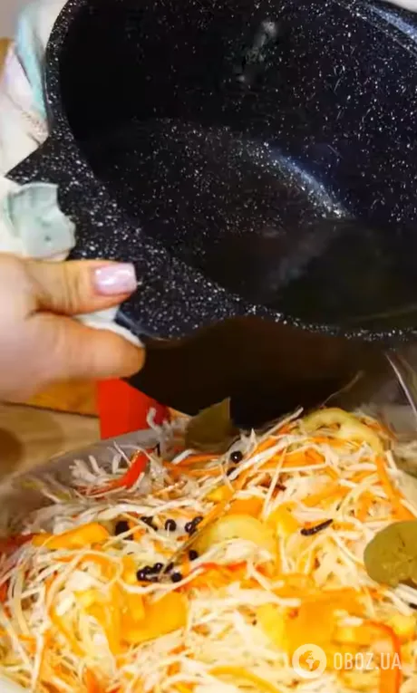 Хрустка капуста, маринована гарячим способом: чудово зберігається в холодильнику