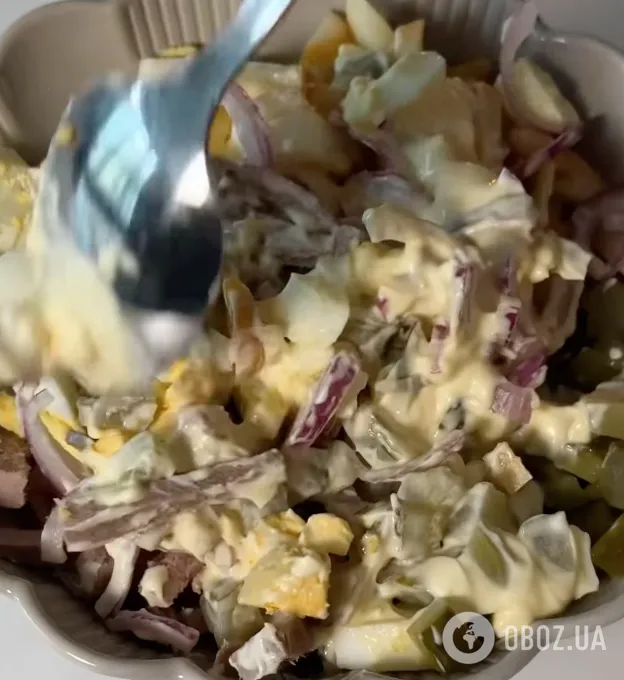 Сытный салат из языка для праздничного стола: самый простой рецепт вкусного блюда