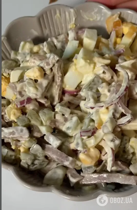 Сытный салат из языка для праздничного стола: самый простой рецепт вкусного блюда