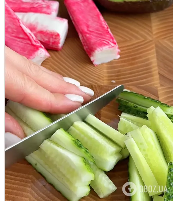 На вкус как суши: вкусный крабовый салат из двух ингредиентов для праздничного стола