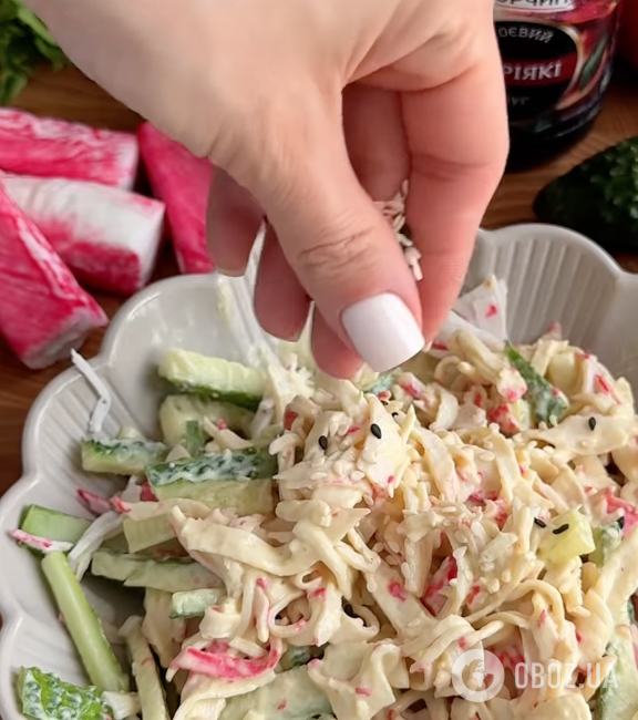 На вкус как суши: вкусный крабовый салат из двух ингредиентов для праздничного стола