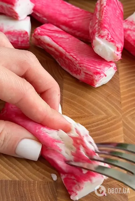 На вкус как суши: вкусный крабовый салат из двух ингредиентов для праздничного стола