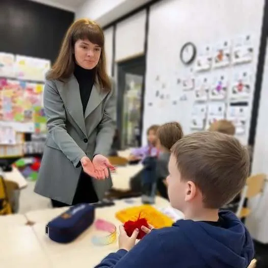 "Где кофта, носки и лоток моего ребенка?" Украинская учительница поделилась криком души из-за претензий родителей