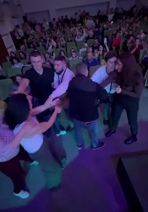 Артист продолжал петь, пока женщины дрались под сценой: концерт в Борисполе обернулся "пьяным мордобоем" на глазах у детей