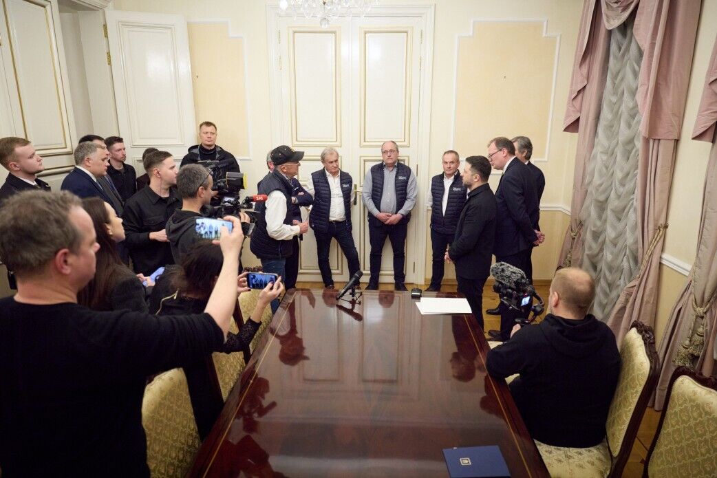 Зеленский встретился с французскими рыбаками, которые обеспечивают украинские города антидроновыми сетями. Фото