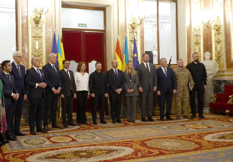 Ситуація на фронті, посилення ППО й енергетика: Зеленський прибув з візитом до Іспанії і провів низку зустрічей. Фото й відео