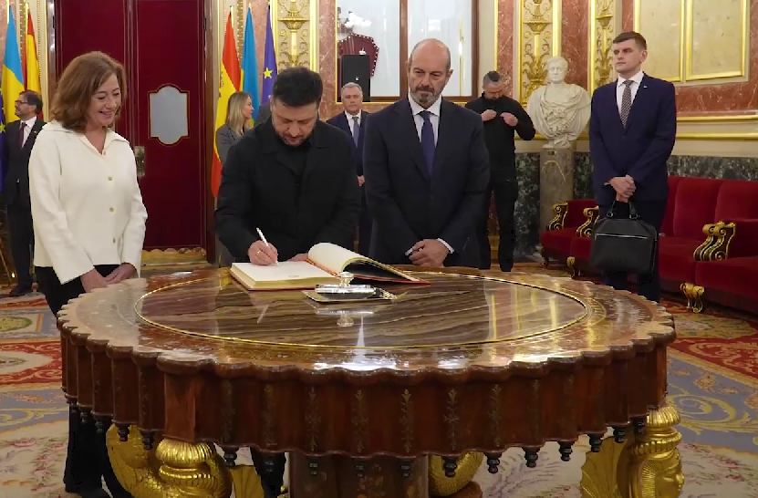 Ситуація на фронті, посилення ППО й енергетика: Зеленський прибув з візитом до Іспанії і провів низку зустрічей. Фото й відео