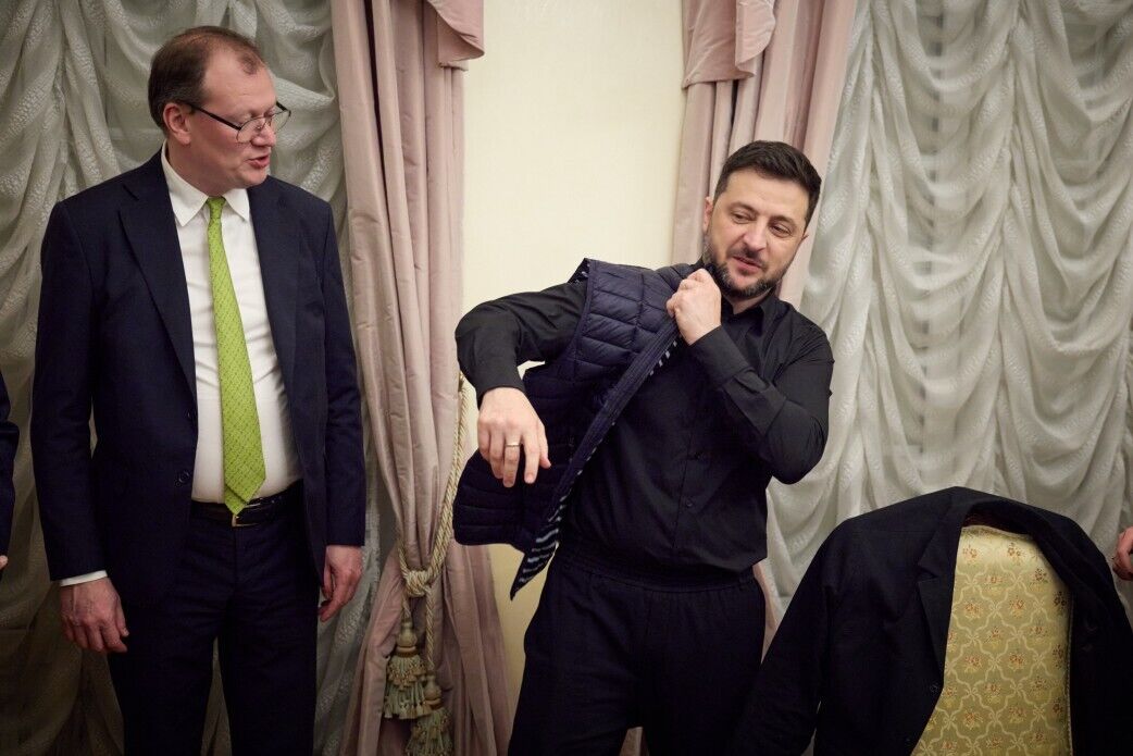 Зеленский встретился с французскими рыбаками, которые обеспечивают украинские города антидроновыми сетями. Фото