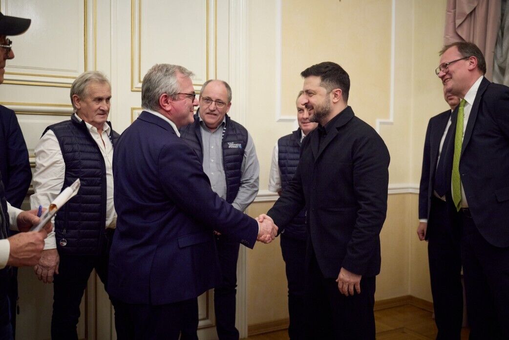 Зеленский встретился с французскими рыбаками, которые обеспечивают украинские города антидроновыми сетями. Фото