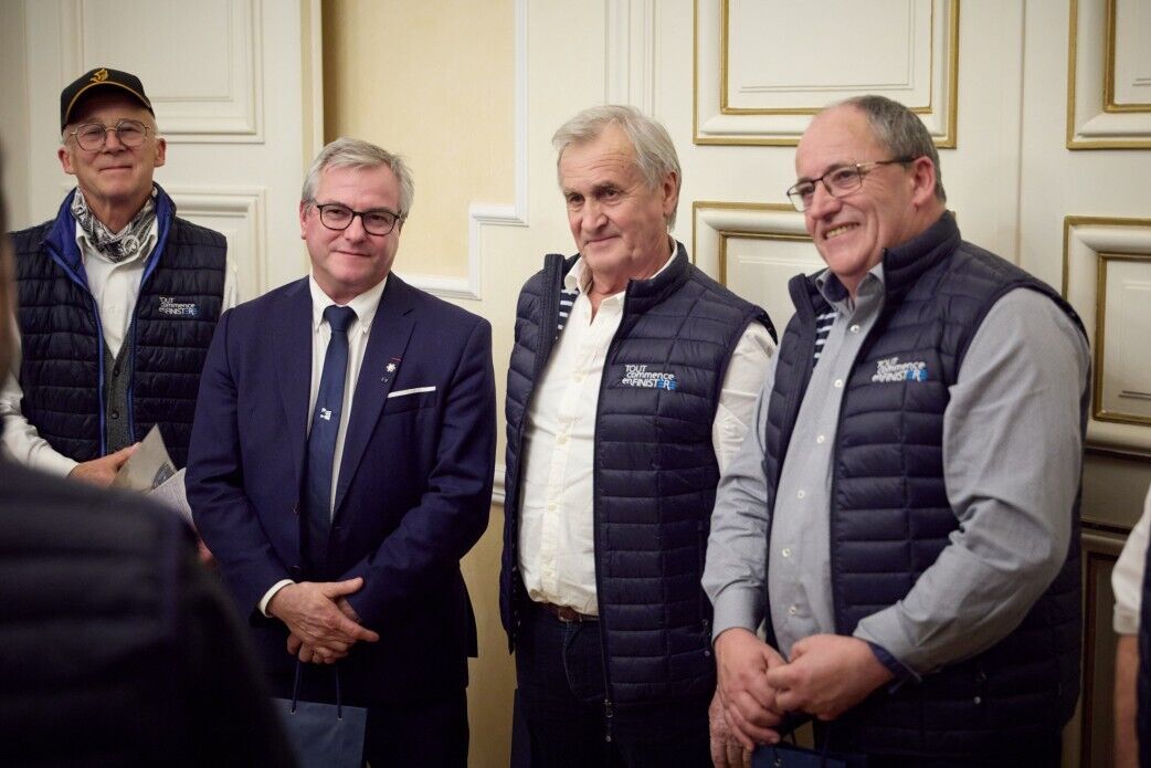 Зеленский встретился с французскими рыбаками, которые обеспечивают украинские города антидроновыми сетями. Фото