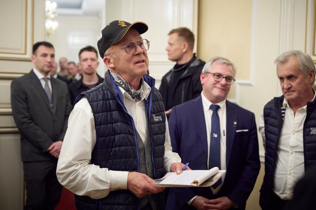 Зеленский встретился с французскими рыбаками, которые обеспечивают украинские города антидроновыми сетями. Фото