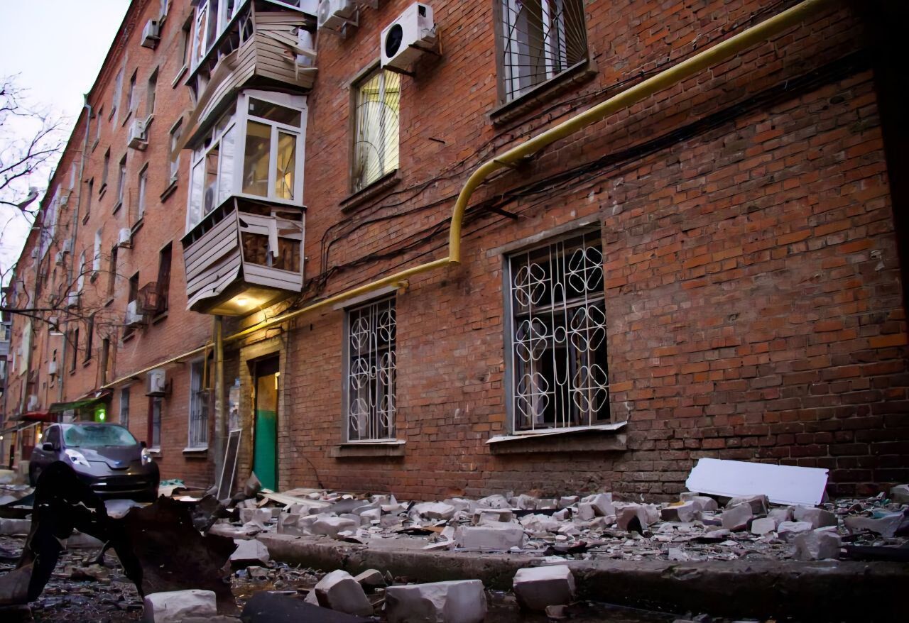 Повреждены перекрытия, произошел пожар: появились кадры последствий атаки РФ на здание редакции в Днепре. Фото и видео