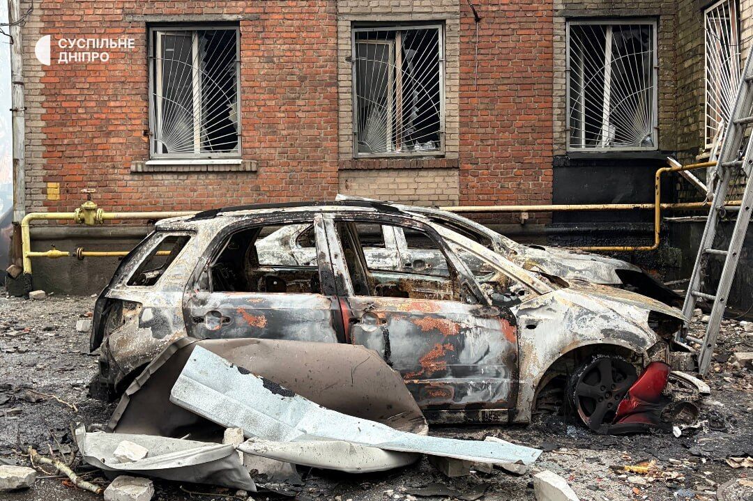 Повреждены перекрытия, произошел пожар: появились кадры последствий атаки РФ на здание редакции в Днепре. Фото и видео