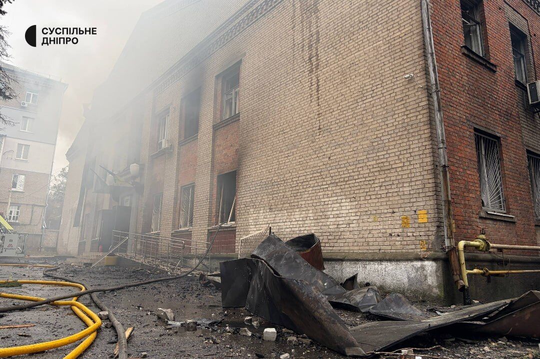 Повреждены перекрытия, произошел пожар: появились кадры последствий атаки РФ на здание редакции в Днепре. Фото и видео